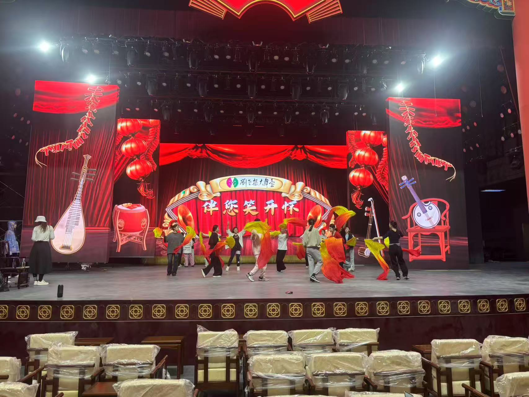 大连刘老根大舞台一主四副 LED 屏长征娱乐文旅演艺舞台解决规划